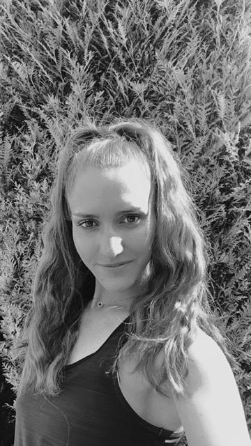 Je suis Doriane coach sportif à domicile dans les Yvelines. Je vous accompagne pour atteindre facilement vos objectifs