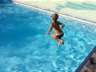 Les avantages des cours de natation pour les enfants avant l'été et l'option des cours de natation à domicile dans votre piscine privée